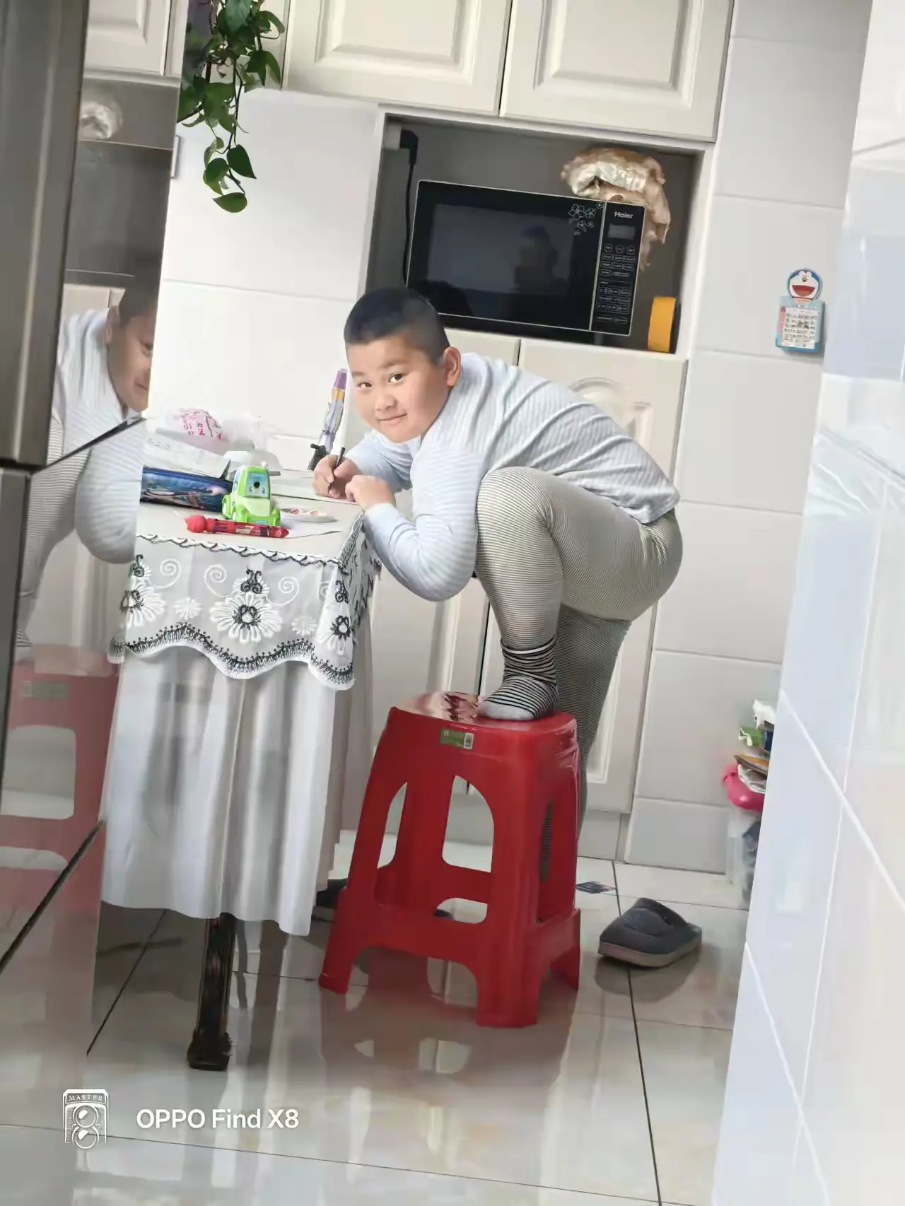 我儿子天天这个姿势写作业
