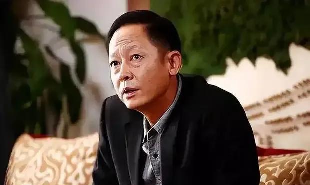 59岁王志文新加坡之行，私人飞机与友同行，穿着低调大佬范儿。
王志文在机舱内的打