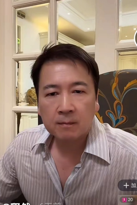 赖文峰说他和歌手杨坤是好朋友，他出来后经常和杨坤在一起喝酒，还说他和扬坤长的特像