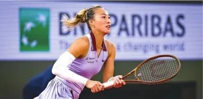 刚刚结束的一场WTA500伦敦站单打1/4决赛，头号种子、中国选手郑钦文，直落两