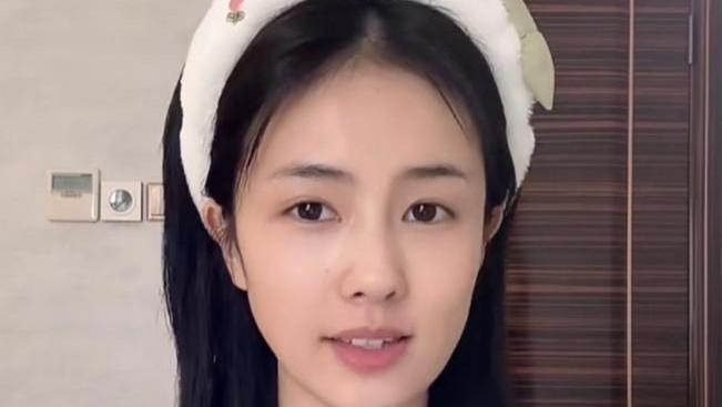 卸妆后大变形！董卿酷似大婶，江疏影长相平庸，周冬雨丑到认不出