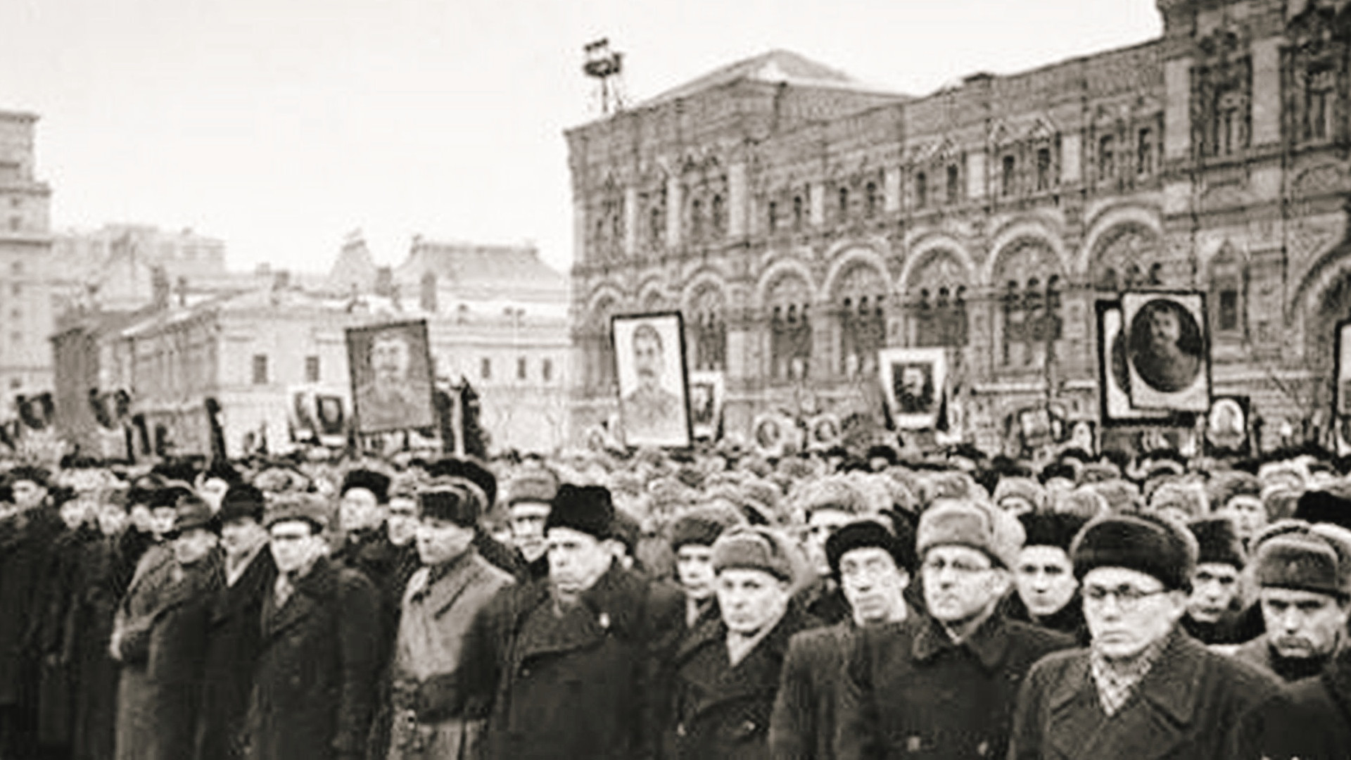 一场“静默”的全国哀悼，被铁丝网过滤成什么声音？