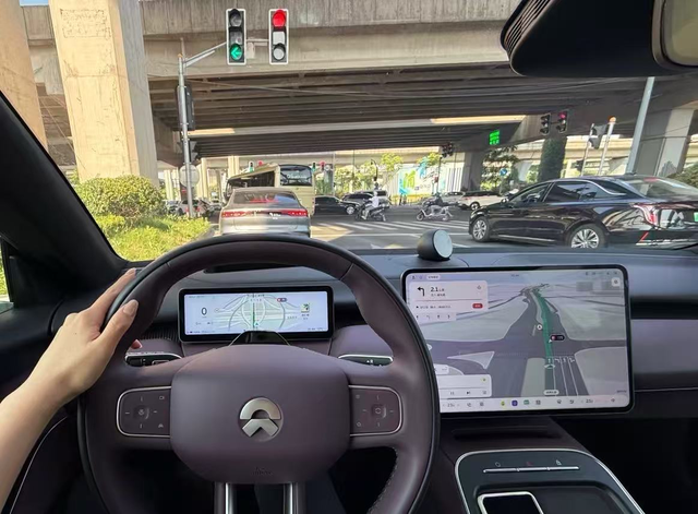 今天和大家分享一下蔚来的仪表盘
自从开上ET5T，这块屏幕成了我每天驾驶中最亲密