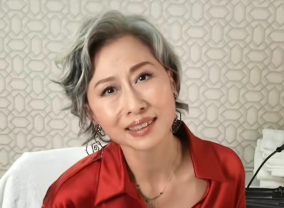 这张图片是一视频截图，如果不看视频介绍，我怎么也认不出来，她，就是演唱《潇洒走一