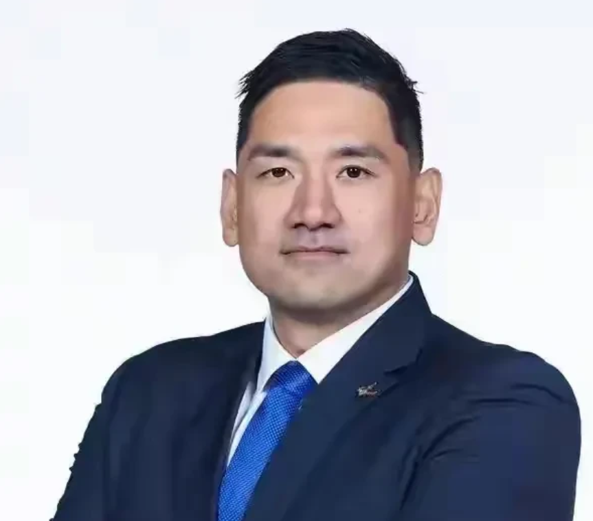 那时我刚刚迷上看球，听朋友说，长春十一高出了个极具天赋的球员，他叫刘晓宇。一天也