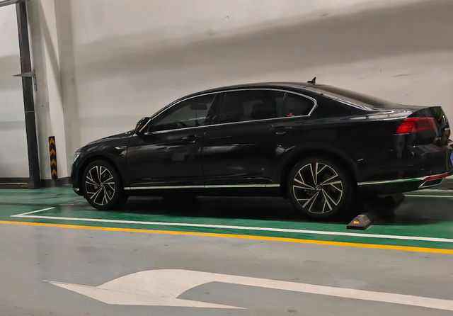 门把手掉角问题
好多迈腾车主反应把手内侧这块掉角，今天检查了下我的还好，这种是不