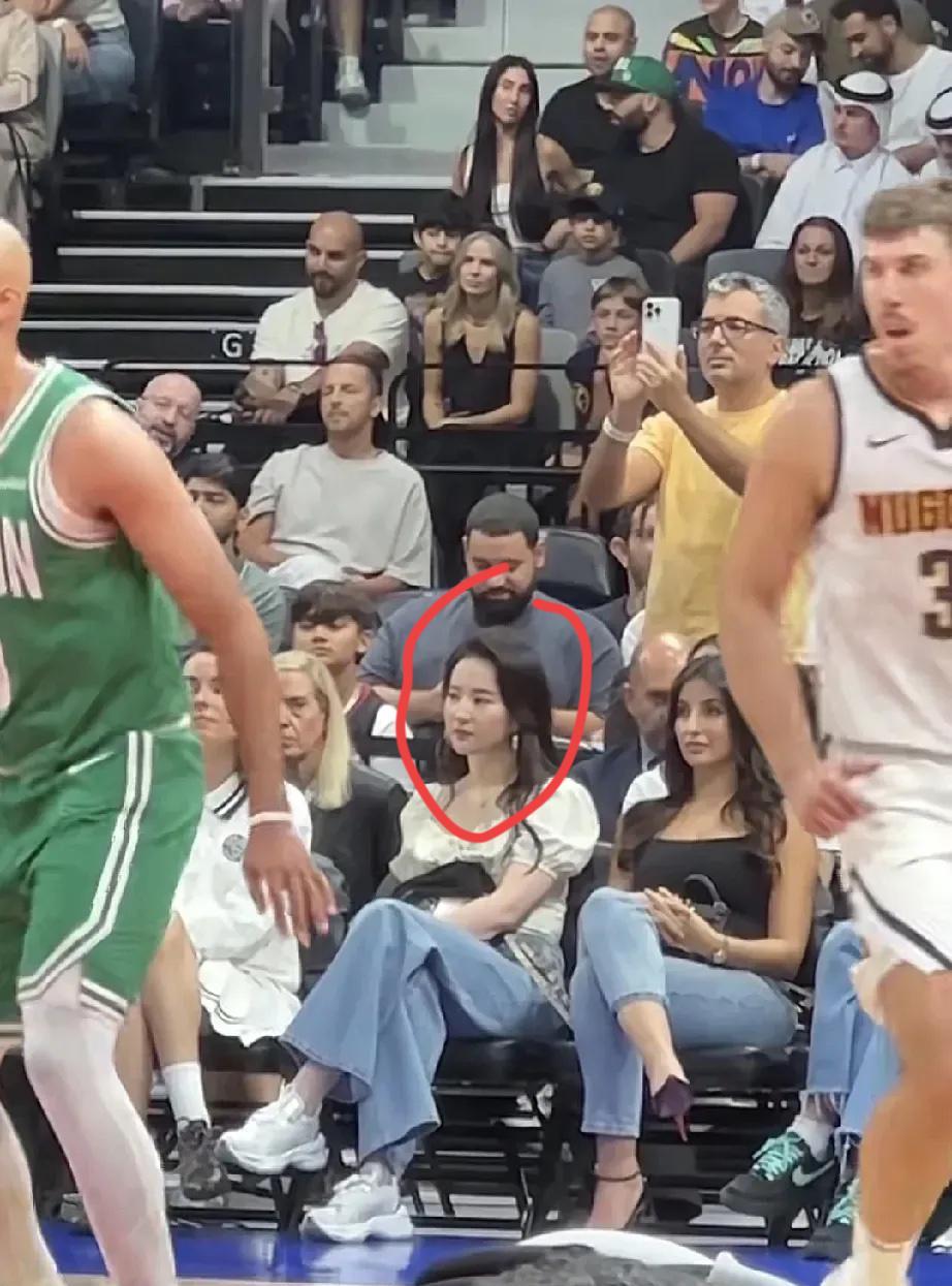 这是哪位明星？也来看NBA比赛