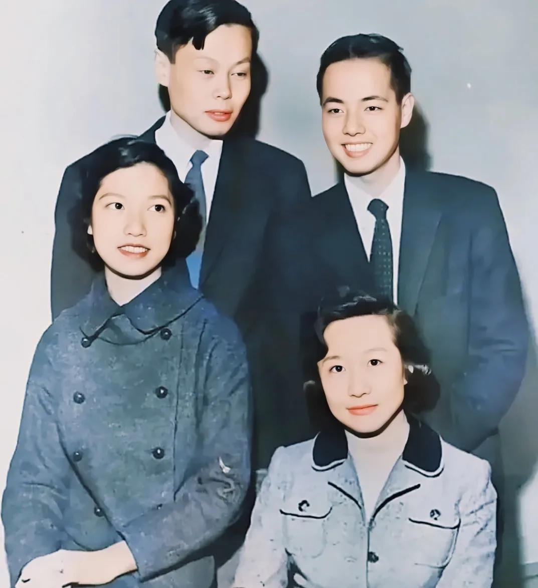 你永远不用怀疑她年轻时长的究竟有多美！
1957年瑞典，杨振宁与李政道在领取诺贝