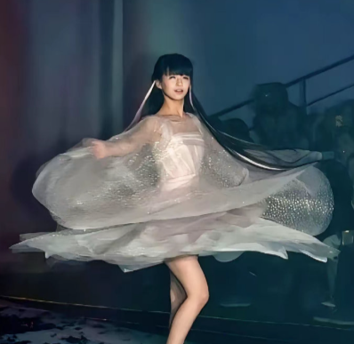 小彩旗转了4小时，一共8000圈，期间不吃不喝、不上厕所 ​​​