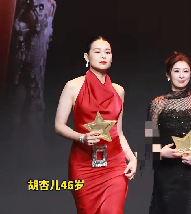 46岁的胡杏儿，她好努力锻炼身体，这个年龄有这个身材很不容易港星气质真的从骨子里