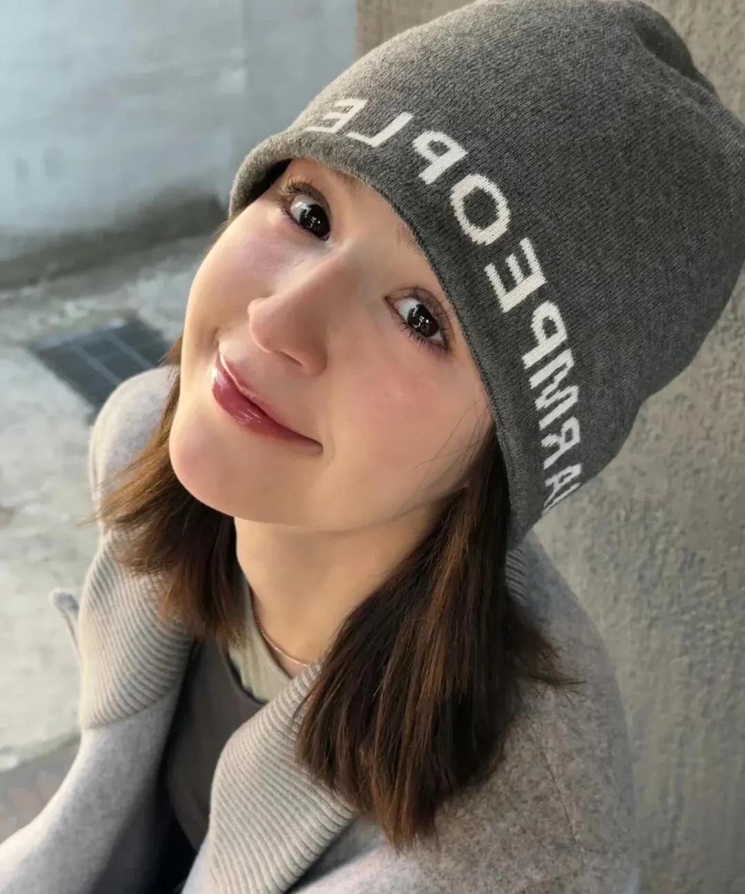 哈尼克孜这长相还不上镜？她本人现实中比电视上还好看，皮肤白到发光，复古穿搭超有范