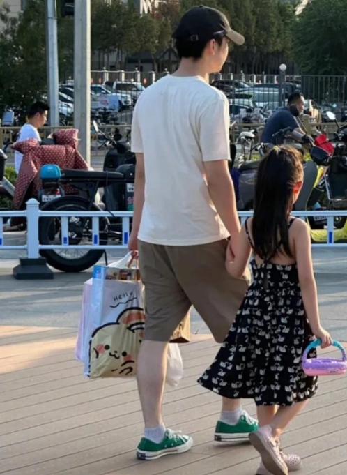 董子健和女儿牵手逛街。