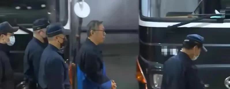 柯文哲律师昨日透露：“柯文哲尿道出血，身体已经出现问题了，希望法官可以考虑柯文哲