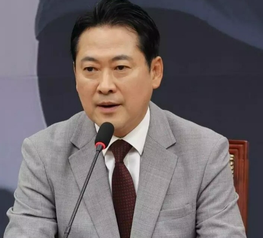 张东赫主持首次最高委员会议，除了批评李在明，继续剑指前党首韩东勋。

27日，韩