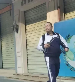 看到大叔这一身，估计是 儿子的校服买大了 ，给他爹穿