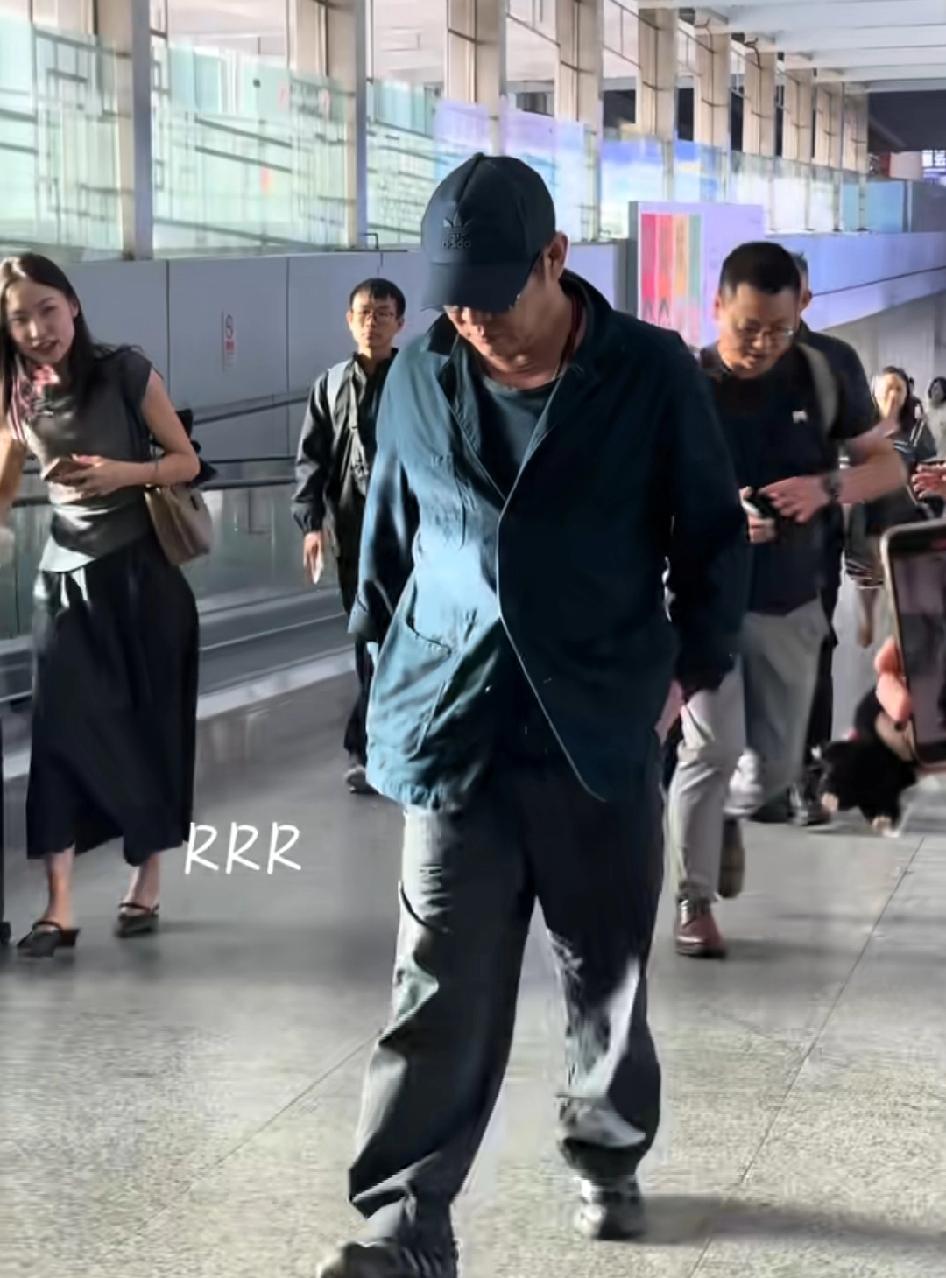 李连杰竟然出院了，健步如飞，身边依然不见利智及其儿女的身影
似倒非倒，是手术，恢