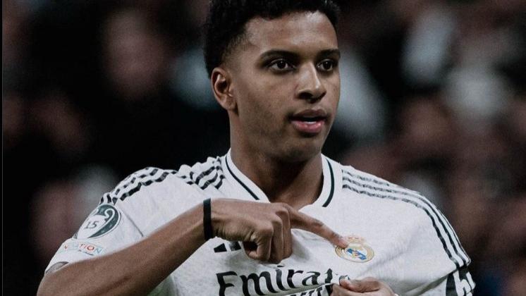 罗德里戈手指队徽引爆泪点！皇马123周年庆背后藏着多少代人的青春密码？