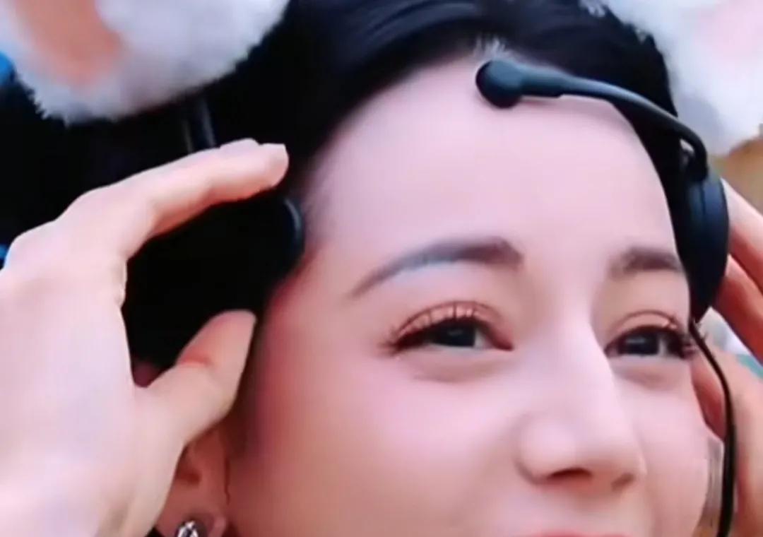 应用家人们快来看!娱乐八卦会所发布了一条超绝的抖音，是关于迪丽热巴参加综艺的片段
