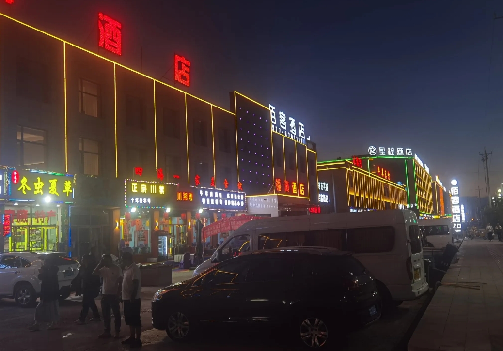 出差到大柴旦，住宿吃饭好艰难！旺季的戈壁小镇，让本地人都犯愁