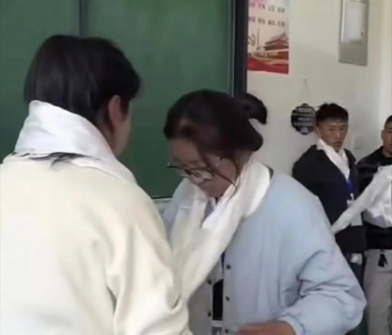 6月9日，2025西藏高考结束。日喀则拉孜高级中学的教室里，学生和老师、家长互献