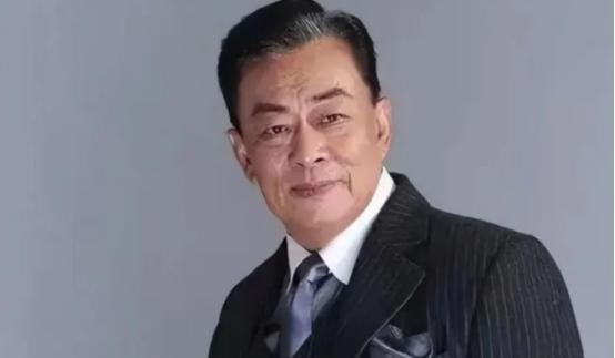 1984年，王诗槐离婚后，和有智力残疾的儿子相依为命，一天朋友告诉他一个消息：“