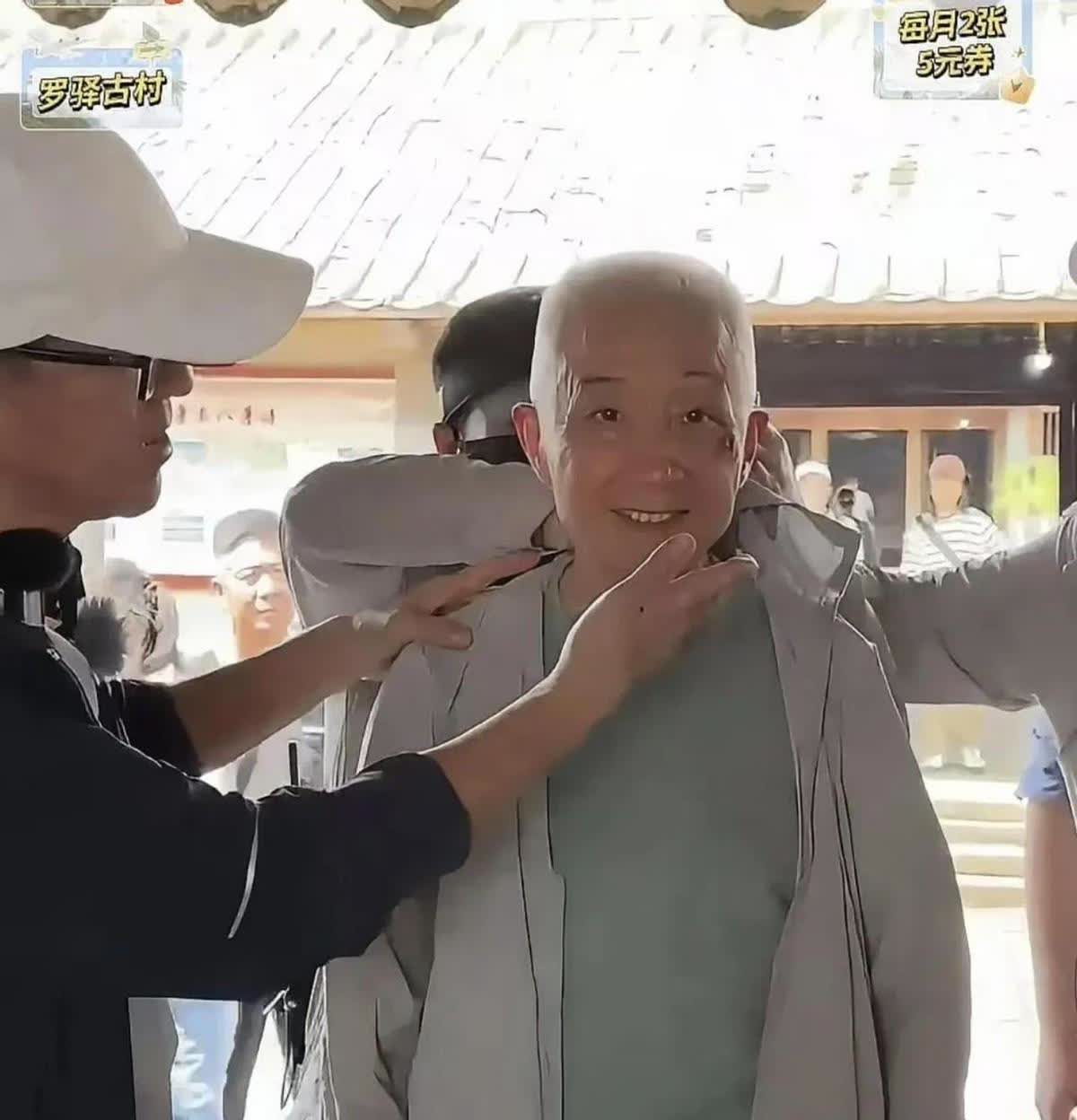 七旬戴建业老师骑行“翻车”啦！原因竟是单手耍酷？俞敏洪老师心疼坏了，直播“训”老