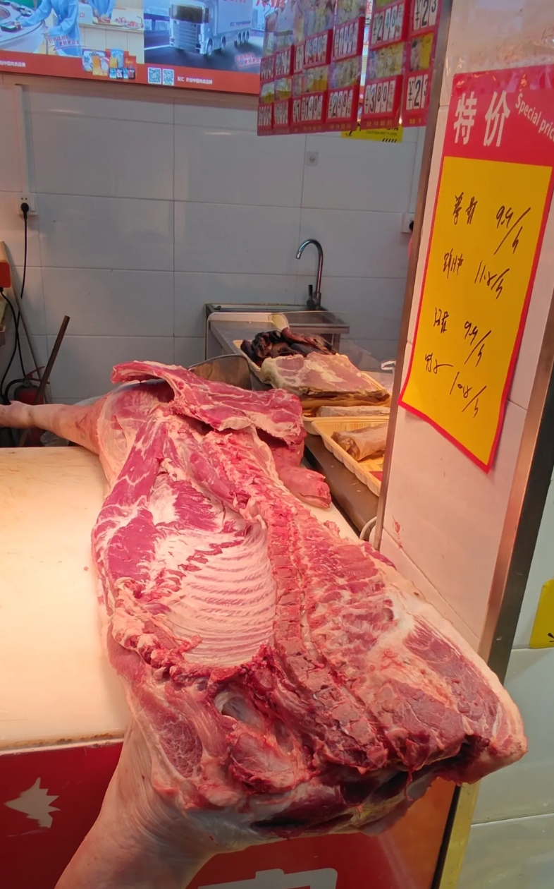 其实猪肉一开始确实并不适合来吃，因为它真的是臭的。
有些宗教文化里一直不吃猪肉，