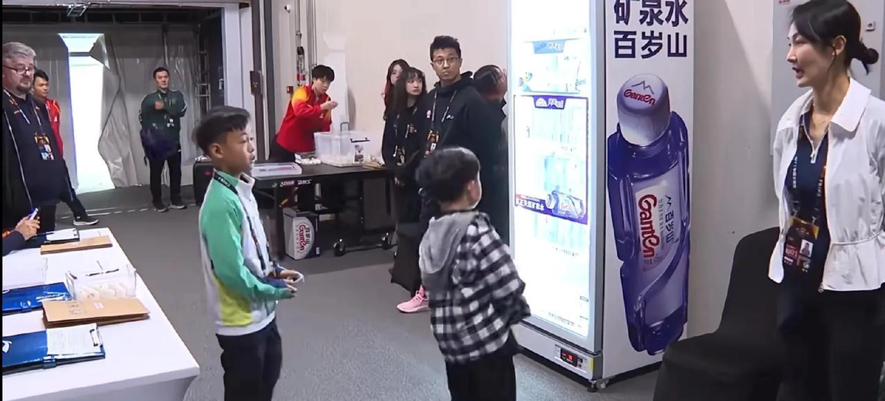 小海螺有多喜欢王楚钦
王皓家的小儿子小海螺，
把王楚钦当成自己的偶像，
王楚钦训