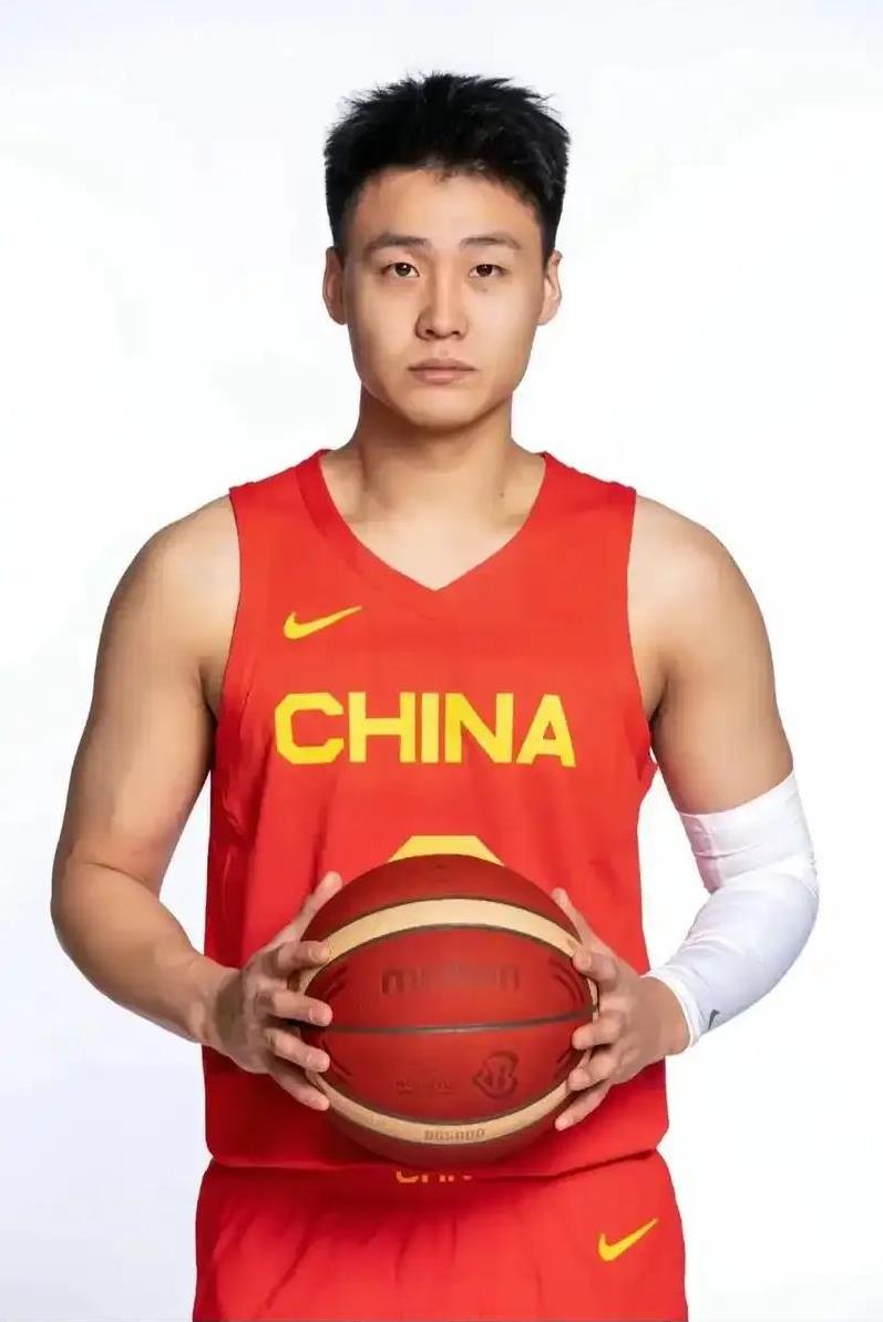 昨晚在2025年男篮亚洲杯小组赛首战中，中国队以93-88险胜东道主沙特队，但比