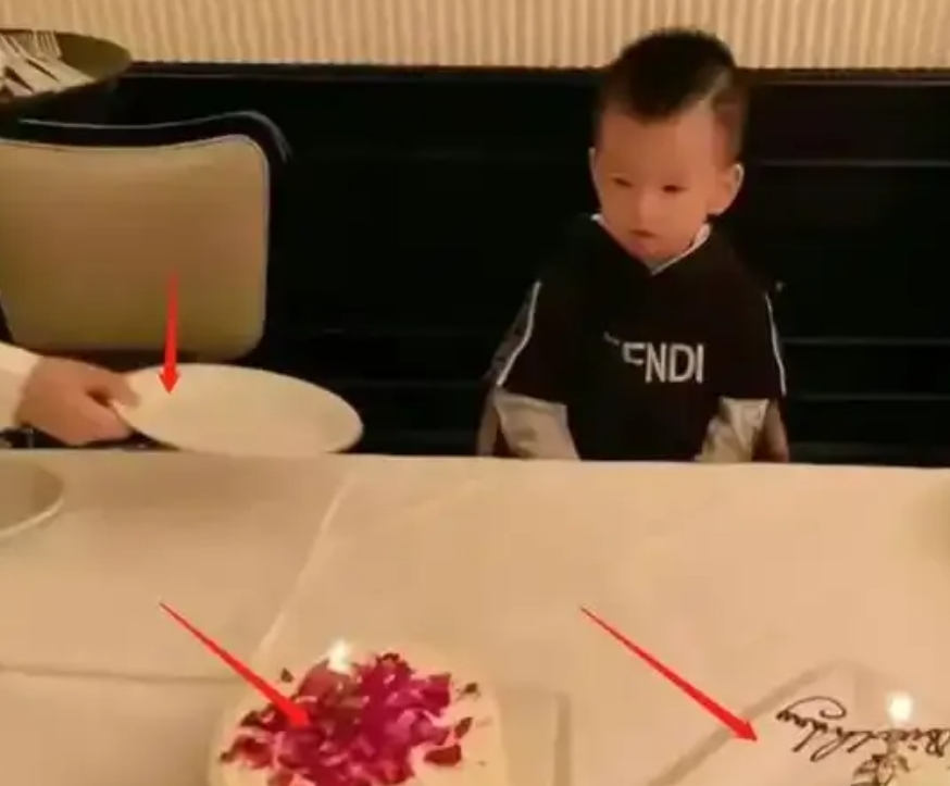 许雅钧的儿子，准备认祖归宗，在瑞士做了亲子鉴定，在宝岛也联系好了贵族学校
小S在