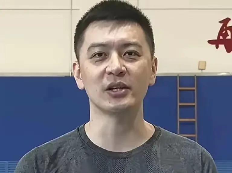 上赛季未夺冠，辽宁队可谓退一步海阔天空。
“追随世界潮流，打造国际化作战团队”，