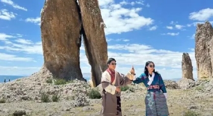 郭晶晶霍启刚西藏旅游甜如蜜，穿藏服深情对视，果然真夫妻就是好磕！