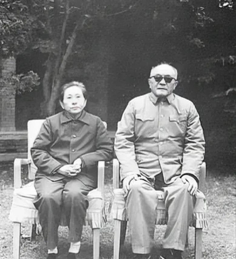 1952年，黄克诚的岳父贩卖鸦片，被判死刑，行刑前，黄克诚找到了负责此案的干部，