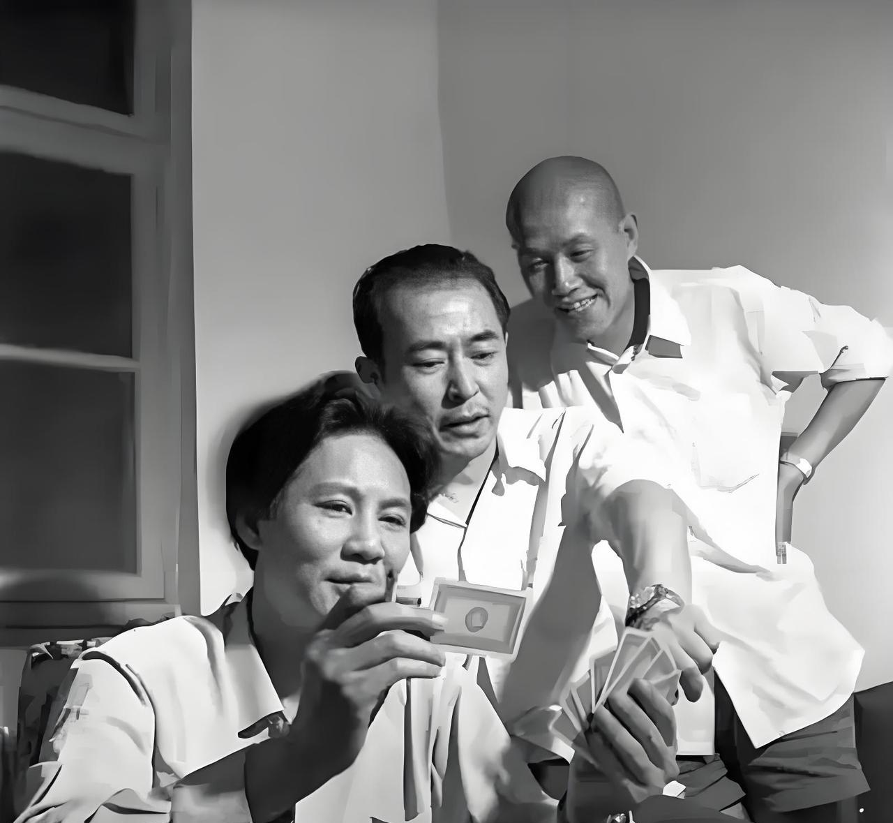 #老照片#
1981年，三位著名特型演员，在拍戏间隙，聚在一起的精彩瞬间。
前排
