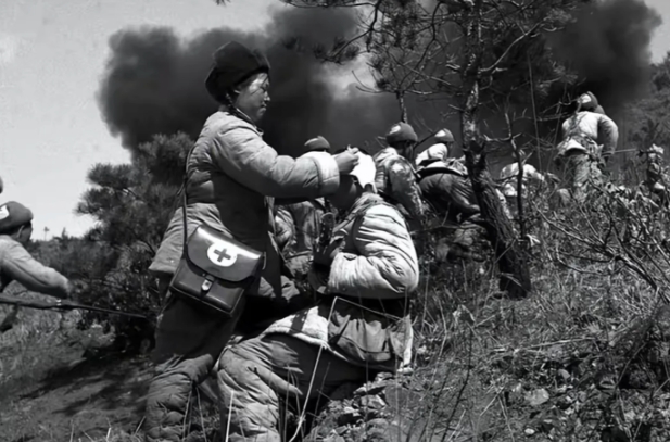 1951年，5个女志愿军被包围，美军喊话劝降，5人不为所动，可这时，身边的女婴啼