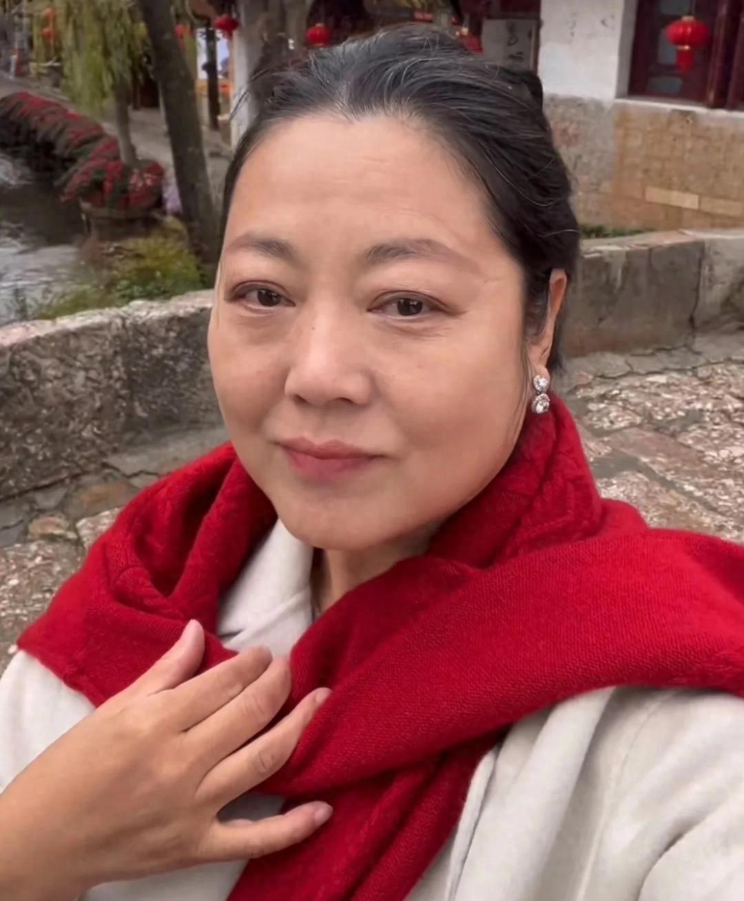 想不到，照片中的女演员也都这么老了，发福到认不出来了。记得当年她演过很多农村妇女
