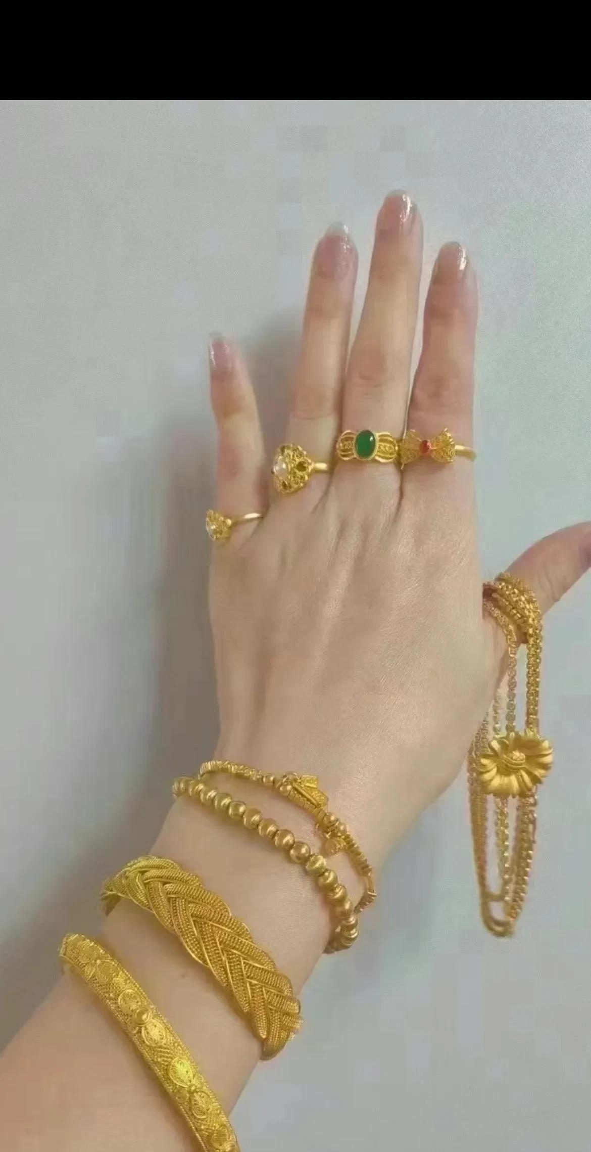 金灿灿的，是个女人都喜欢！
哪怕不喜欢戴，
闲了拿出来看看，心情也是好的。
闺蜜