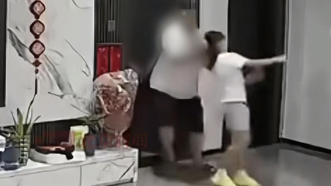曝监控福建男子打骂女子，正脸曝光一脸横肉 媒体消息: 双方是夫妻