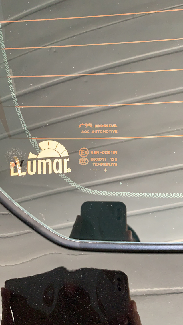 我的后挡玻璃是AGC的玻璃
其他都是福耀的，后挡玻璃不一样为啥？你们的看过吗？