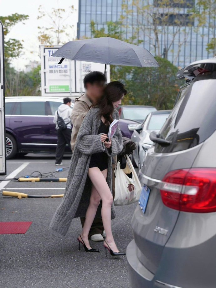 易梦玲的腿
易梦玲复工拍《美人余》，一出场就被她的腿惊到了！这长度和比例简直是行