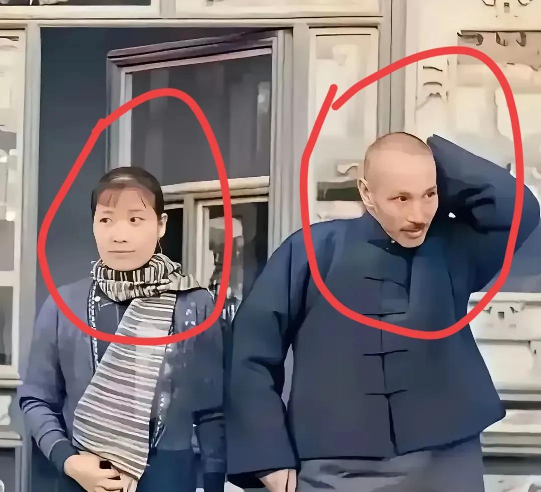 这两个看起来憨憨的，朴素的大叔大婶，居然是祸国殃民的混蛋！
在图片中，一位大叔和