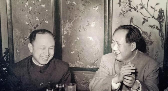 1956年，钱学森应邀参加国宴。他手拿请柬，竟怎么也找不到自己座位。突然，有人告