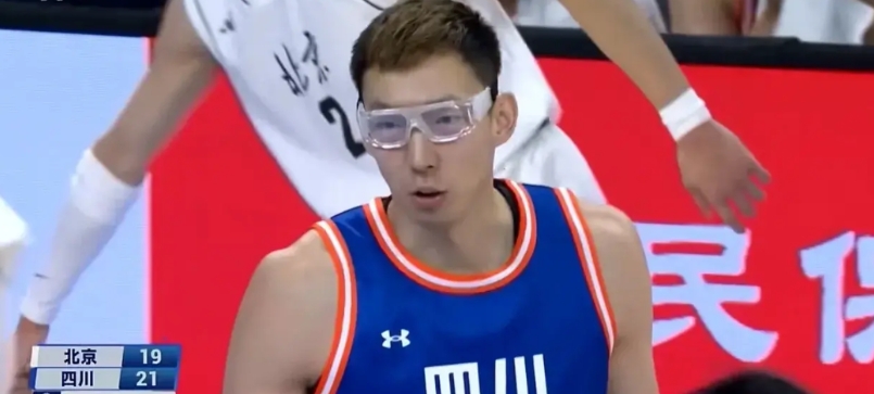 北京全运会男篮，没了顶梁柱，输球成必然！刚结束的四川和北京队8进4的一场比赛，北