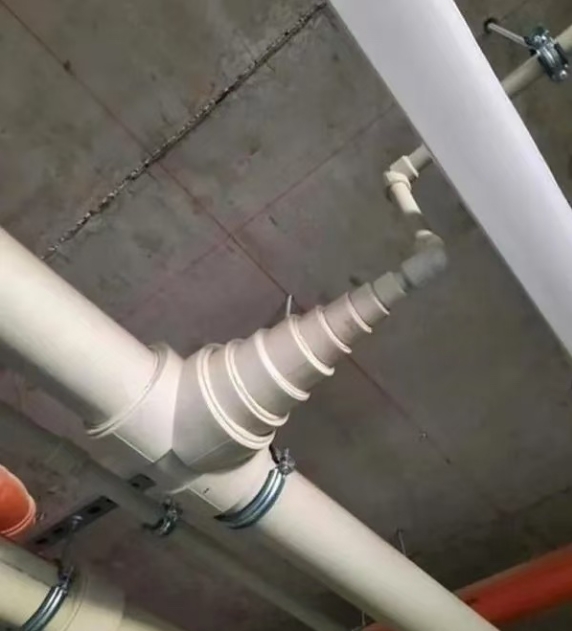 这位接水管的工人，绝对是一位高手