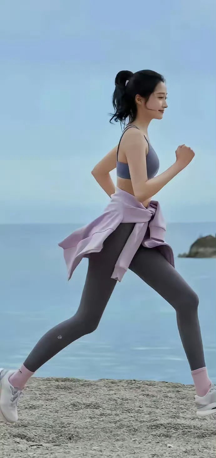 关晓彤应该是内娱为数不多的纯天然美女，就是缺少了一点女人味 ​​​