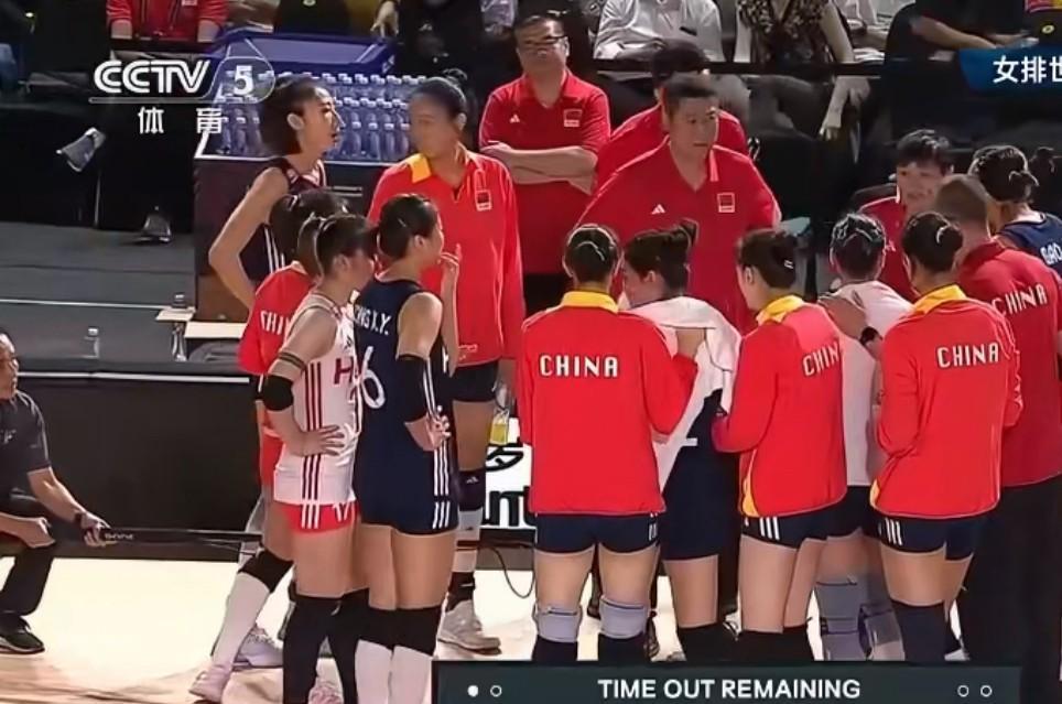 赵勇第二局骂醒了中国女排！第二局一顿大骂后，从第三局姑娘们就开始重新焕发了，拦网