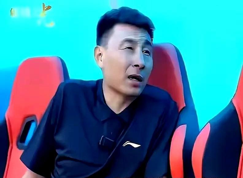 前国足队员李玮峰爆料，算是撕开了国足的遮羞布。
他说国内球员宁可在家躺着数钱也不