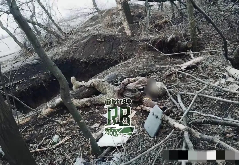 没有经过战争的人是无法理解到炮弹对人产生多么大地冲击力。这时候有几名乌克兰士兵看