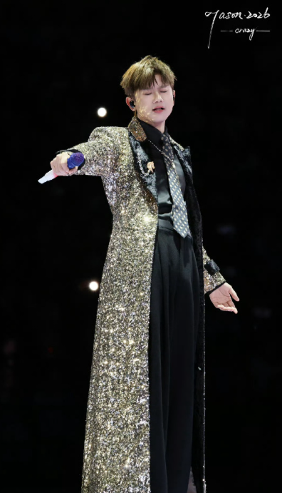 张杰成都演唱会太炸了!撩皮衣那一下，像一道闪电击中现场，让人瞬间热血沸腾。杰哥的