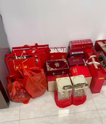 我看我儿子这婚估计要黄！今天，我们去女方家谈订婚。一开始，两家人礼貌地讨论了什么
